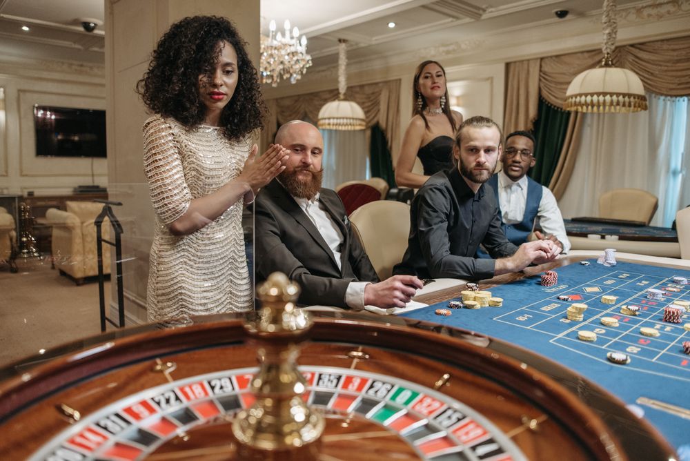 Sekelompok teman tertawa bahagia di meja roulette