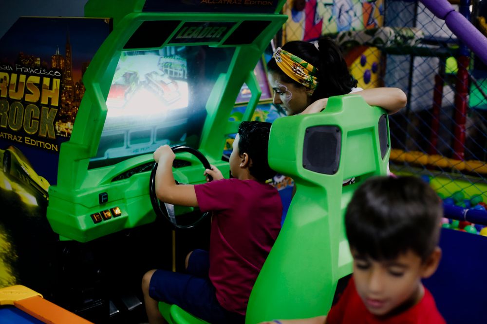 Lorong mesin arcade bercahaya warna-warni