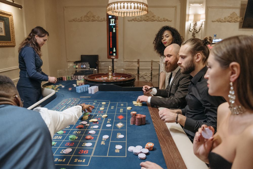 Dua pemain menempatkan chip di meja roulette