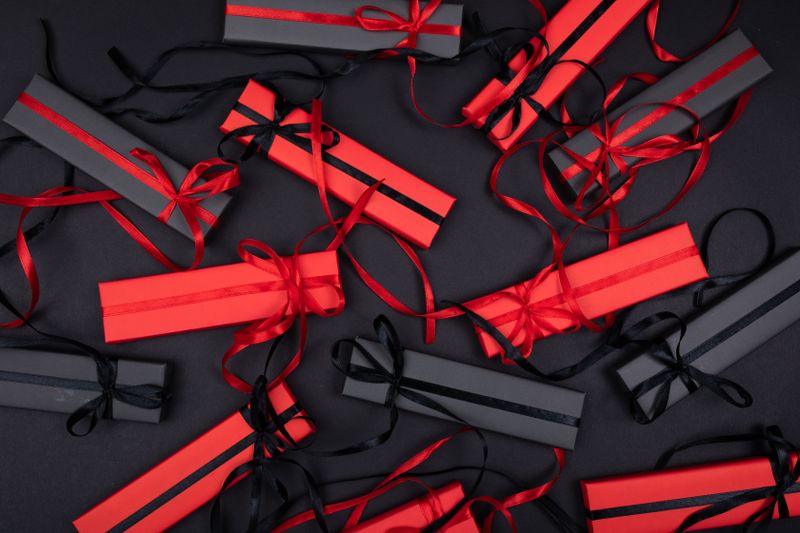 Kotak kado merah dan hitam dilihat dari atas untuk promo cashback mingguan