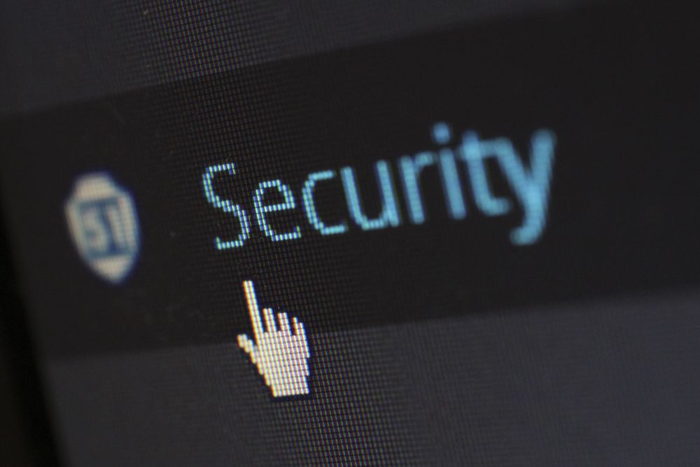 Layar komputer menampilkan sistem proteksi keamanan data dengan gembok hijau